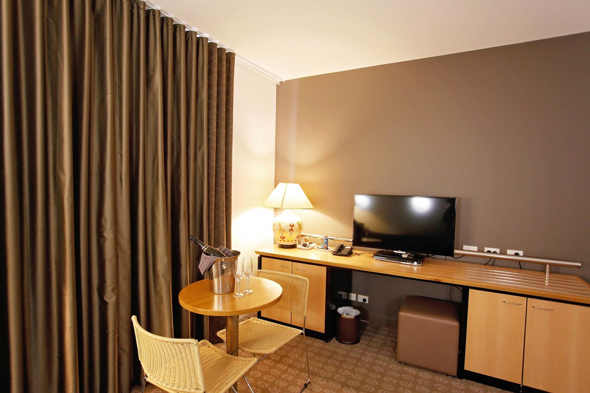 Wantirna Golden Pebble Hotel מראה חיצוני תמונה