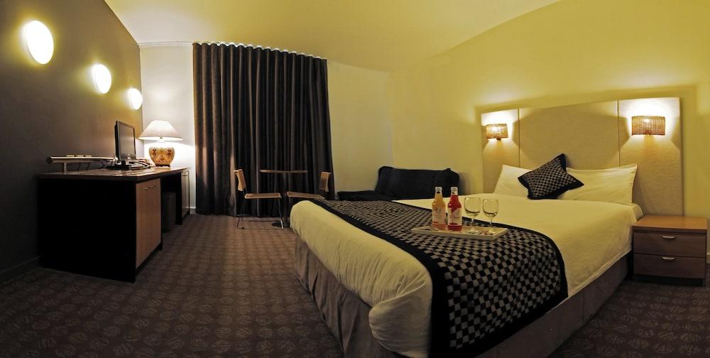 Wantirna Golden Pebble Hotel מראה חיצוני תמונה