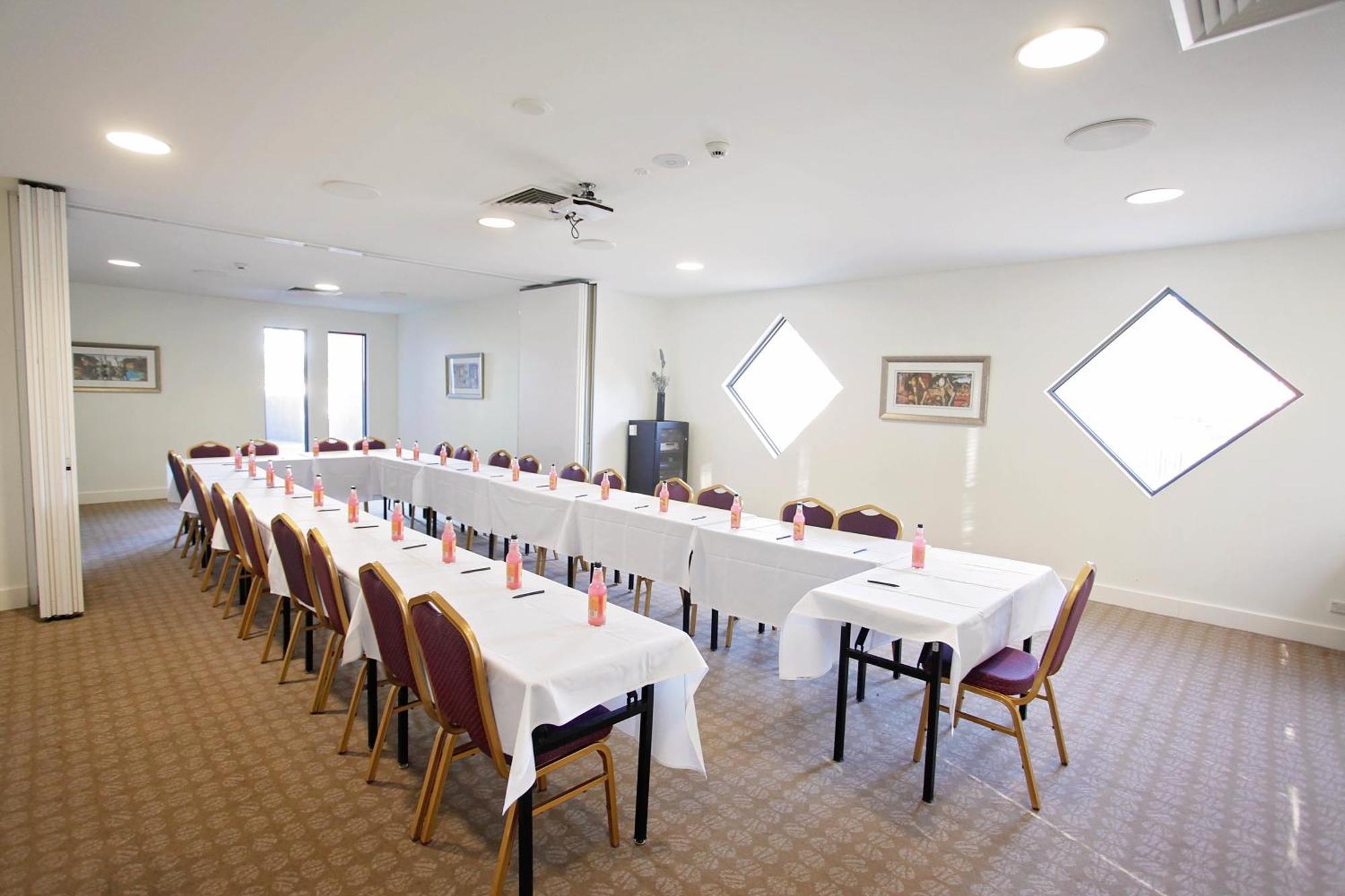 Wantirna Golden Pebble Hotel מראה חיצוני תמונה
