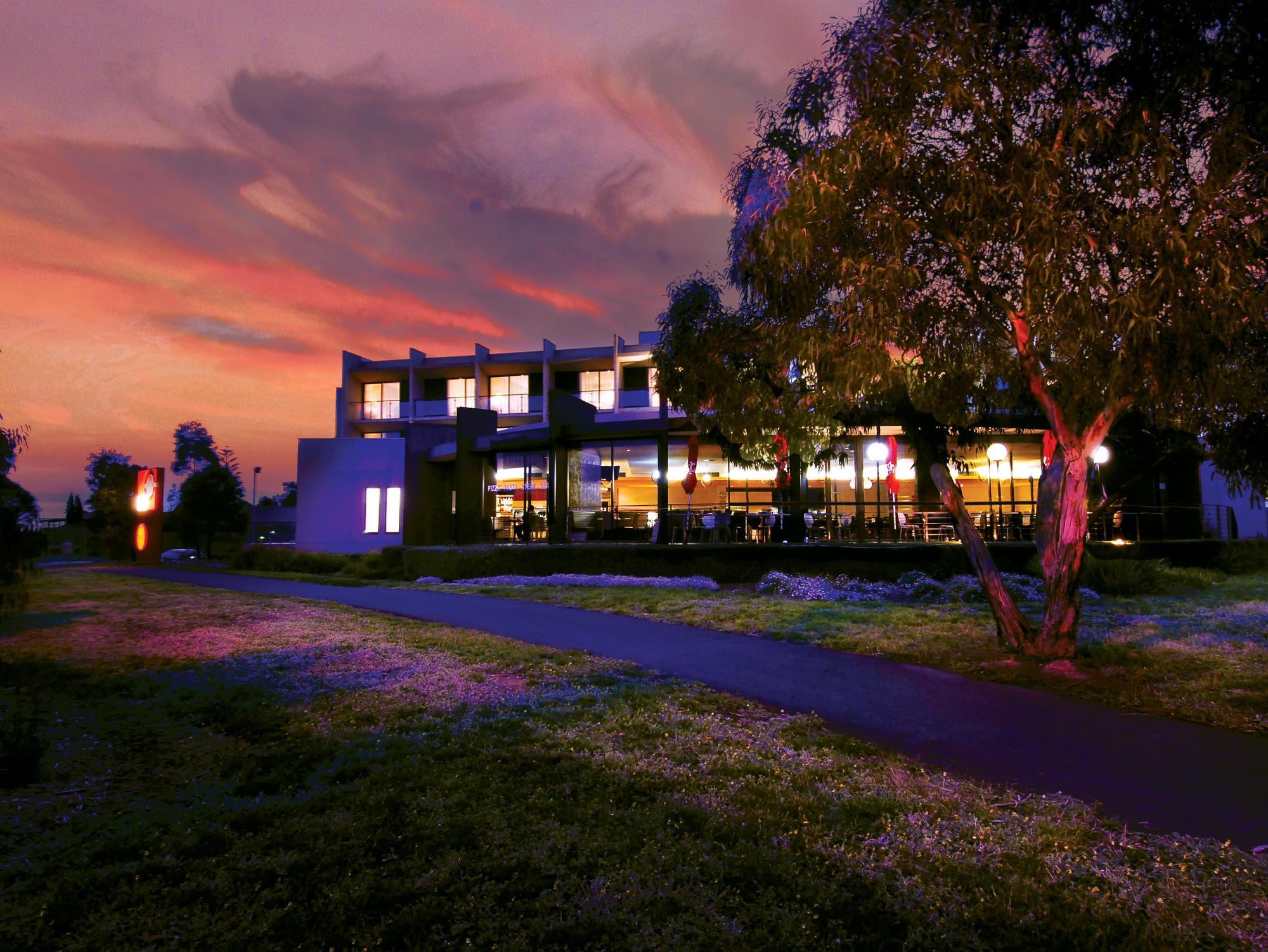 Wantirna Golden Pebble Hotel מראה חיצוני תמונה