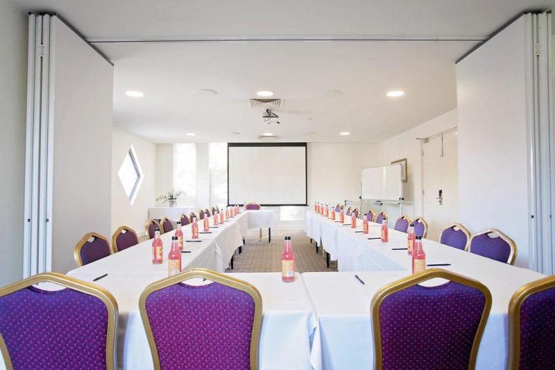 Wantirna Golden Pebble Hotel מראה חיצוני תמונה