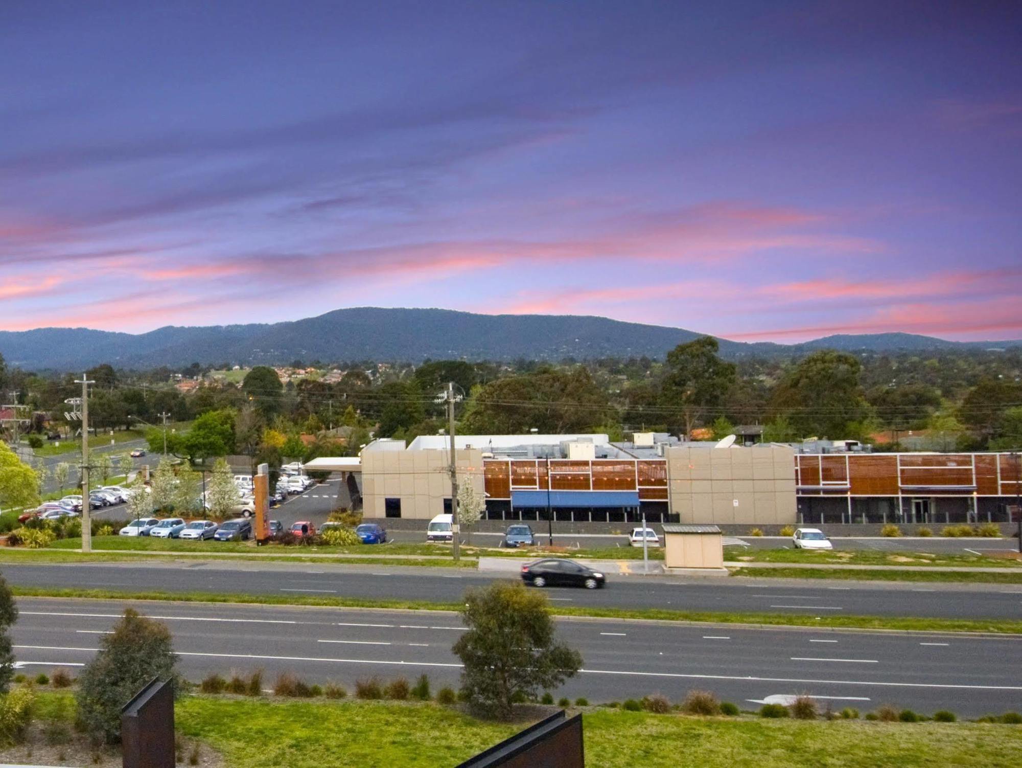 Wantirna Golden Pebble Hotel מראה חיצוני תמונה