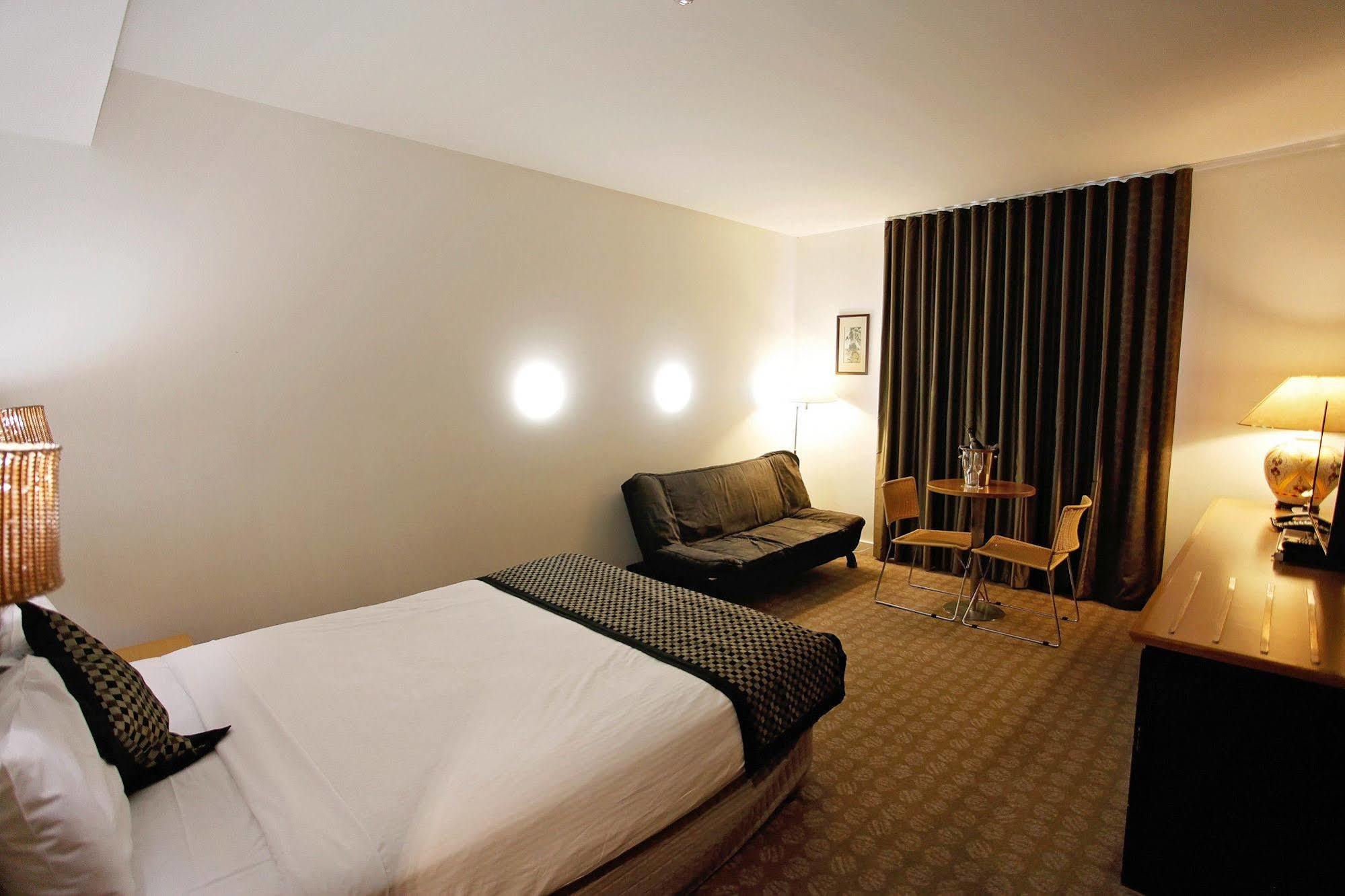 Wantirna Golden Pebble Hotel מראה חיצוני תמונה